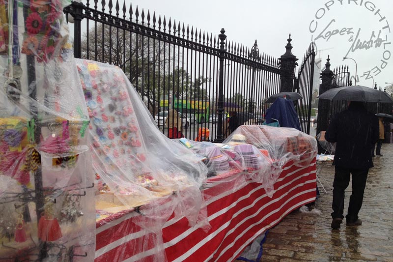 Plásticos para protegerse de la anunciada lluvia.