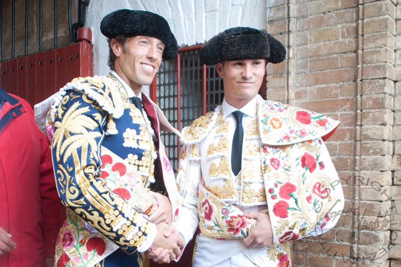 Saludo entre los dos gereneros antes del paseíllo.