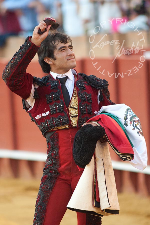 Joselito Adame, con la oreja del sexto. (FOTO: López-Matito))