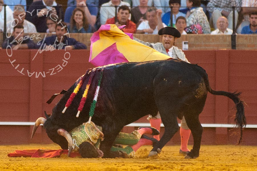 El Manriqueño fue cogido por ell sexto. (FOTO: López-Matito)