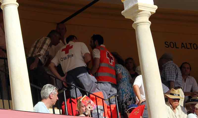 Una asistencia de la Cruz Roja a un aficionado en las gradas de los tendidos de sol.