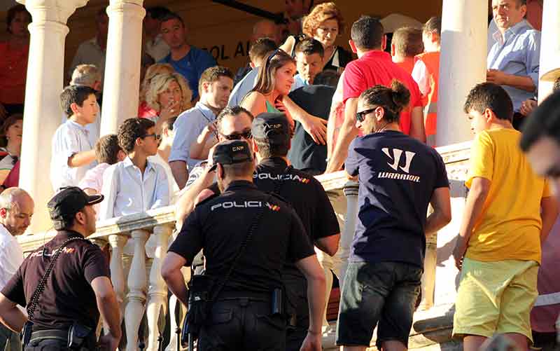 Policías y Cruz Roja en una asistencia bajo el reloj.