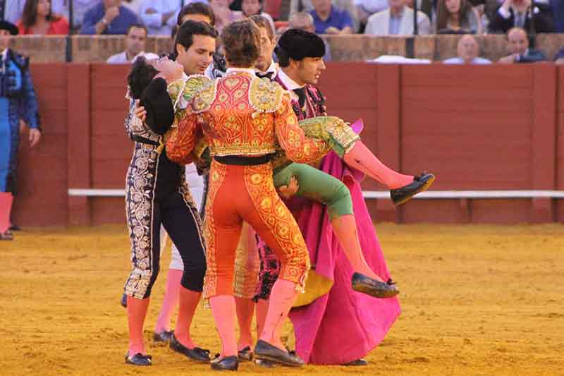 El Manriqueño, a la enfermería tras ser volteado.