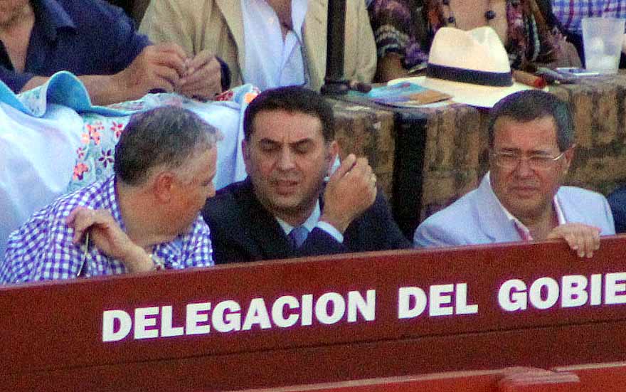 Tras semana y media de 'duro trabajo' en su burladero de la Junta, Javier Fernández se ha ganado unas vacaciones.