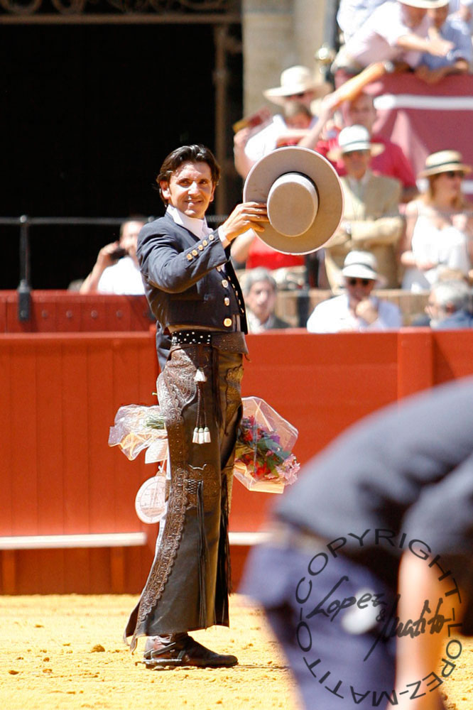 Diego Ventura saluda tras cortar dos orejas en la matinal de rejones (FOTO: López-Matito)