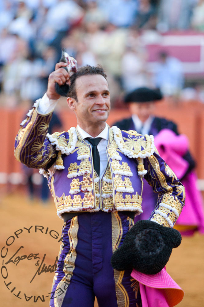 Antonio Ferrera, con la importante oreja ganada en el buen toro cuarto. (FOTO: López-Matito))