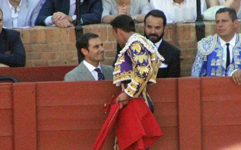 Antonio Ferrera brinda el cuarto toro de su gran faena en Sevilla a su amigo el diestro onubense Miguel Báez 'Litri'.