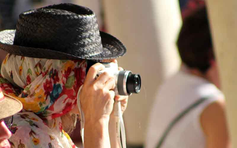 ¿Tendrá también tapados los ojos para hacer las fotos?