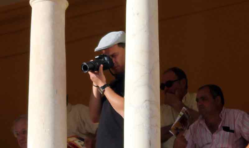 Un tuerista haciendo fotos.