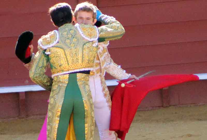 El abrazo de allternativa de Javier Jiménez a El Cid.