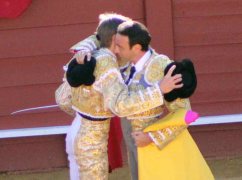 El abrazo de allternativa de Javier Jiménez a Ponce.