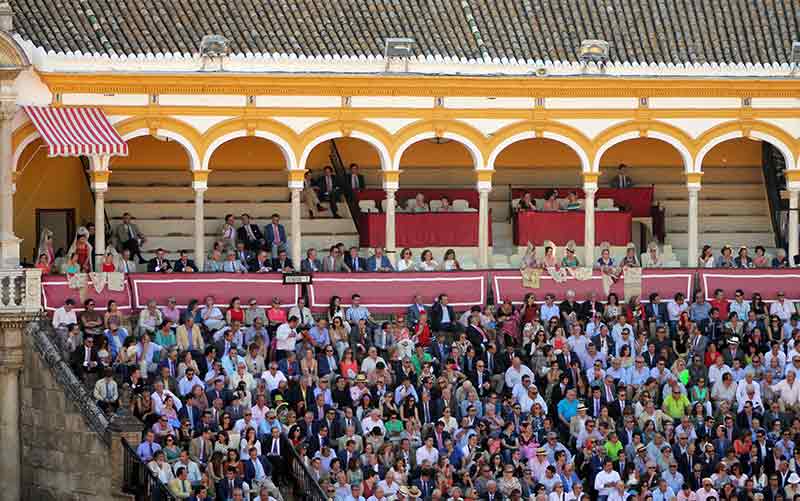 El palco de maestrantes ocupado en un cuarto o menos en pleno jueves de farolillos.