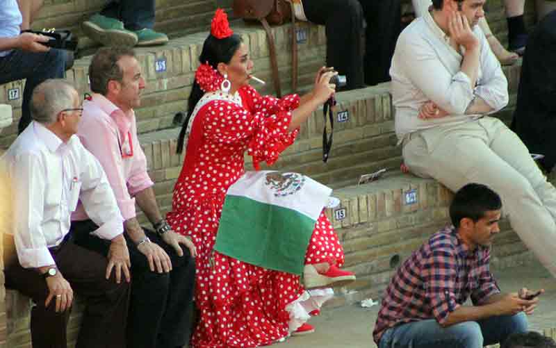 Una mexicana muy flamenca haciéndole fotos a su torero, Joselito Adame.