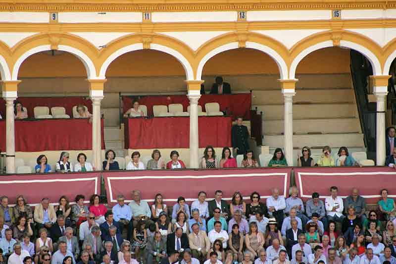 Los maestrantes no permiten que sus señoras les acompañen: en palco separado.