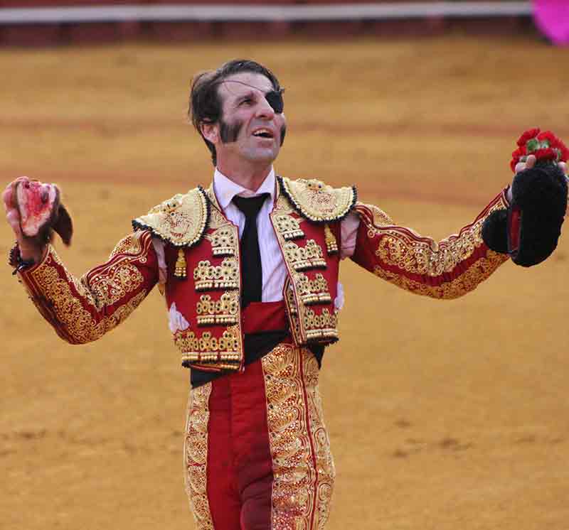 Juan José Padilla con la oreja del quinto de Torrestrella. (FOTO: Javier Martínez)