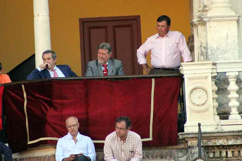 El asesor Alfonso Ordóñez tuvo que ausentarse unos minutos.