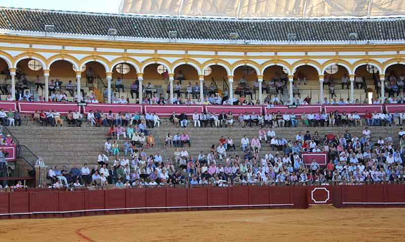 Muchos claros también en los tendidos de sombra pares de la Maestranza.