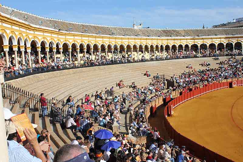 Los desaolados tendidos de sol; Sevilla en urgencias.