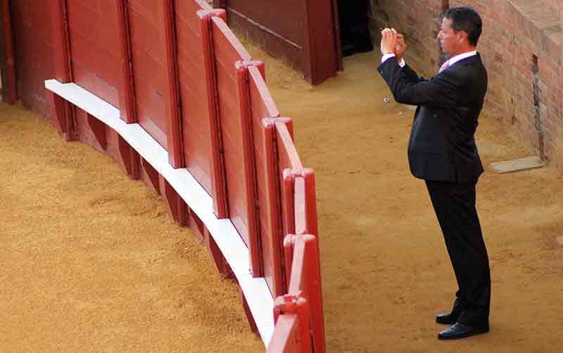 El torilero poniendo en práctica su afición fotográfica.