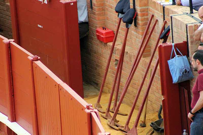 Palos de areneros con gorrillas.