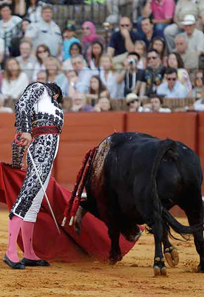 El sevillano Mario Diéguez y su personal y puro concepto del toreo. (FOTO: Arjona/plazadelamaestranza.com)