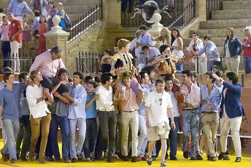 El ganadero Ricardo Gallardo y los novilleros Borja Jiméenz y José Garrido en la triunfal salida a hombros final.