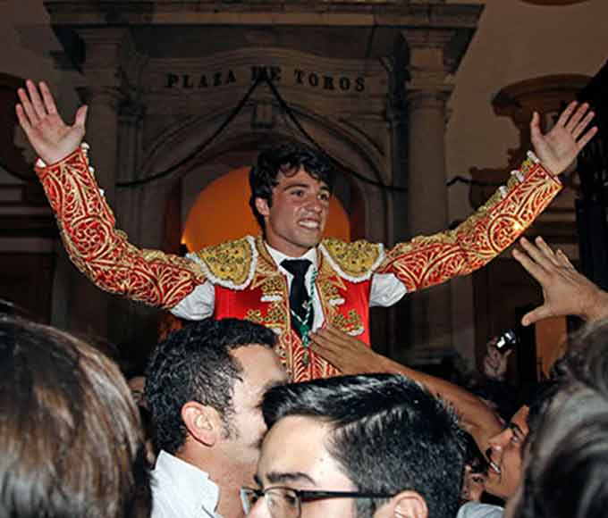 Rafa Serna saliendo por la Puerta del Príncipe. (FOTO: Arjona)