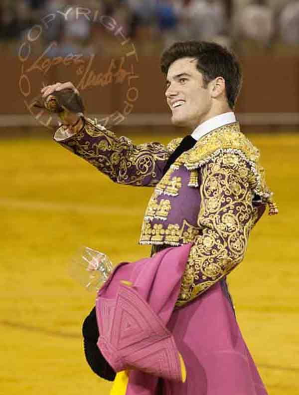 José Garrido, con la oreja del sexto, la única en un festejo cansino. (FOTO: López-Matito)