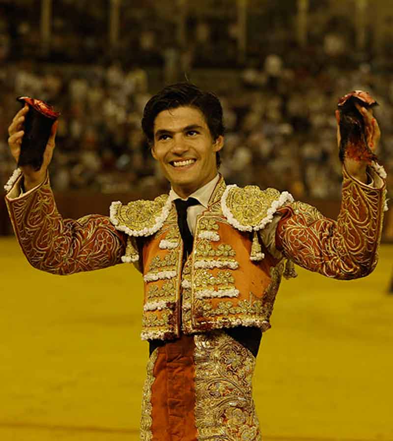 El sevillano Pablo Aguado con las dos orejas del cuarto de la noche. (FOTO: Arjona)