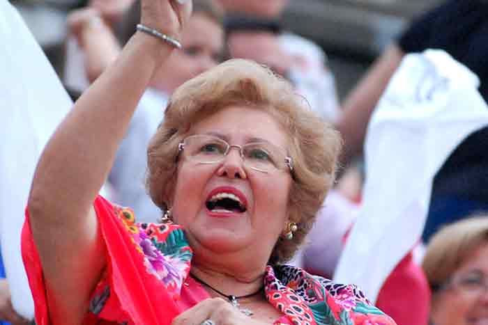 La abuela de Jesús Álvarez, pidiendo la oreja para su nieto.