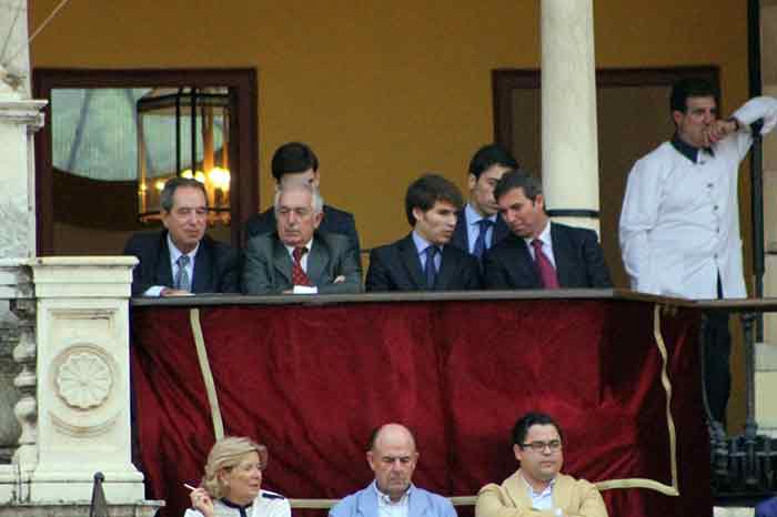 Aula Taurina y Tertulia Taurina Universitaria en el palco maestrante.