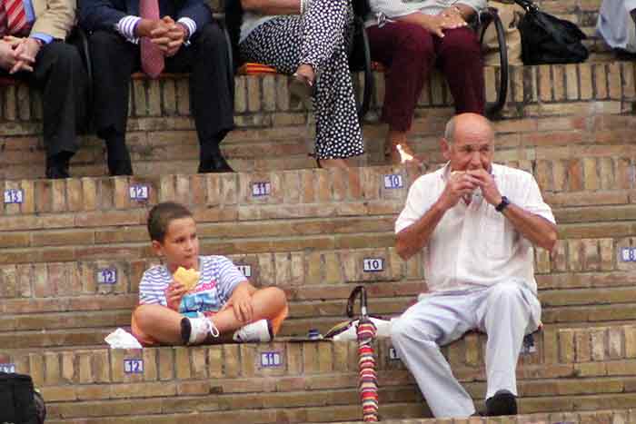 Hora del bocata para el abuelo y su nieto.