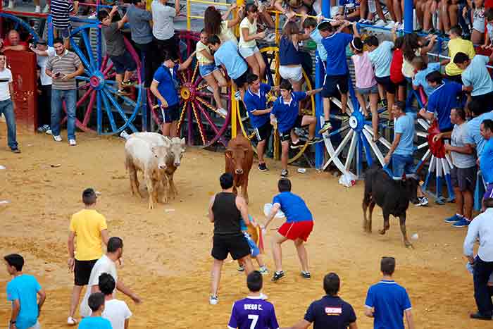 Jóvenes aficionados emulandoa los toreros.