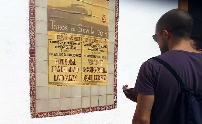 Aunque sobre el nombre de Joselito Adame se ha pegado un recorte con el sustituto de Pepe Moral, aparentemente da la impresión que es el cartel original; no se ha incluido en ninguno de la decena de carteles de la plaza el habitual 'Aviso' explicando el cambio de torero y su motivo, así como recordar el derecho que le asiste, en su caso, al abonado. (FOTO: Javier Martínez)