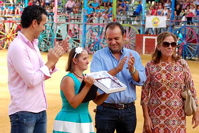 Cariñoso homenaje a la gran aficionada local Mª Carmen.