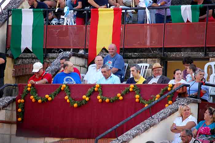 Espectadores algabeños preparados para el festejo.