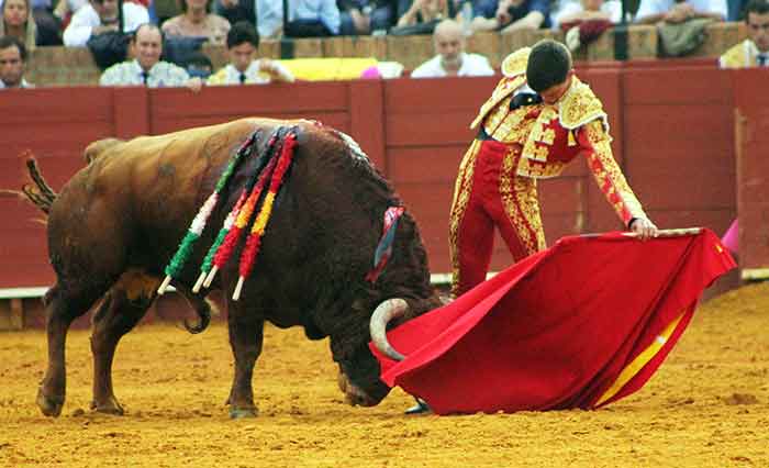 David Galván, en un natural al tercero. (FOTO: Javier Martínez)