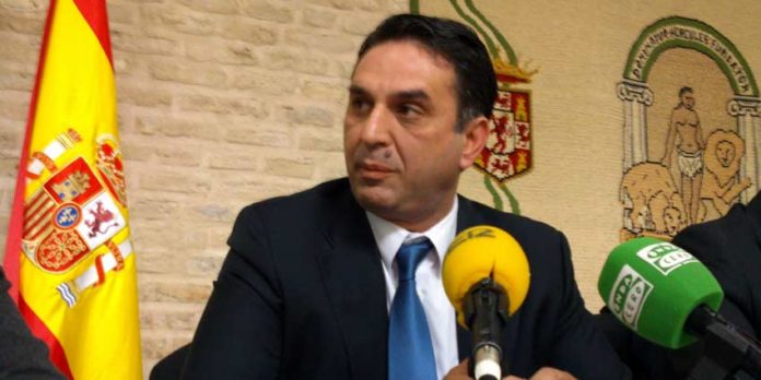 El delegado Javier Fernández defiende la dureza de la medida de la suspensión en Écija para proteger a los aficionados. (FOTO: Javier Martínez)