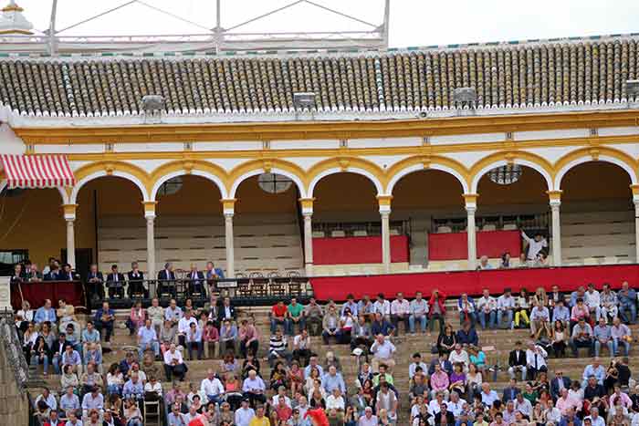 Los maestrantes, dando ejemplo de asistencia a la plaza...