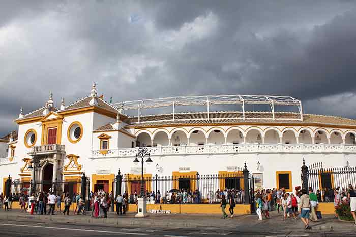 La Maestranza, bajo las tinieblas...