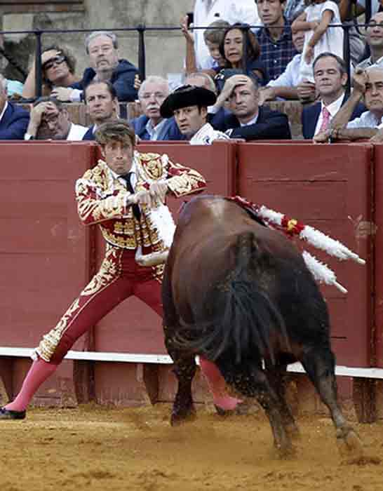 Manuel Escribano, en un arriesgado par al quiebro pegado a tablas. (FOTO: Arjona/Pagés)