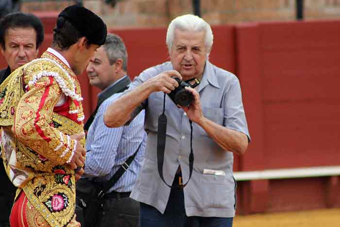 Rafemo, decano de fotógrafos sevillanos.