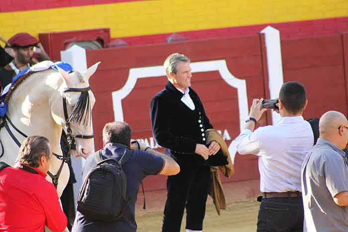 Espartaco aparece en el ruedo al abrirse el portón de cuadrillas.