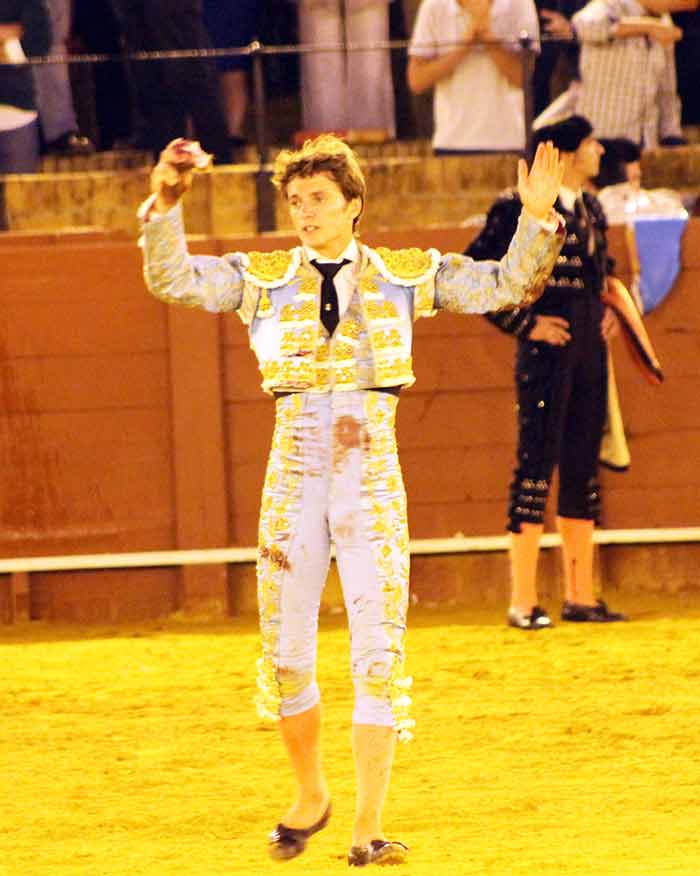 Lama de Góngora, con rostro serio, recoge la oreja del sexto, segundo trofeo en seis novillos. (FOTO: Javier Martínez)