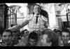 Manzanares, saliendo a hombros de su propio hijo y rodeado de toreros el día de su retirada en 2006 en la Maestranza.