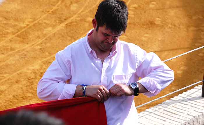 Preparando las muletas para el matador.