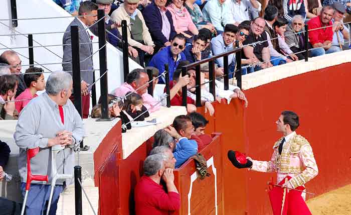 Brindis al concejal responsable de la plaza, Alejandro Romero.