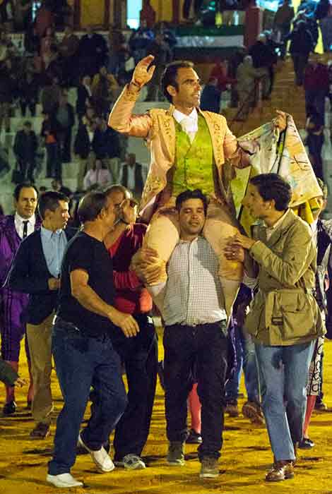 Salvador Cortés, en la salida a hombros final hoy en Écija. (FOTO: PrimeTime Comunicación)