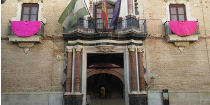 Capotes adornan el Palacio de Benamejí de Écija, en el que se pueden visitar este fin de semana los vestidos goyescos que las cuadrillas vestirán el Día de Andalucía.