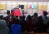 El gimnasio del Colegio 'Virgen del Rosario' de Las Pajanosas se llenó de escolares para la charla sobre el toreo.